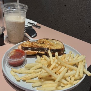 Smoked Salmon Sandwich con Frappe