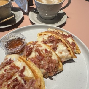 Waffles queso con bacon 