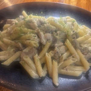 Pasta con trozos de corvina y hongos porcini