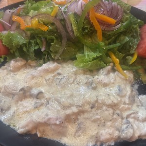 Corvina Tres Hongos con ensalada 