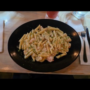 Penne con camarones en salsa blanca