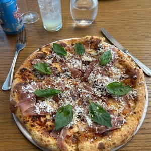 Pizza prosciutto ricotta salata