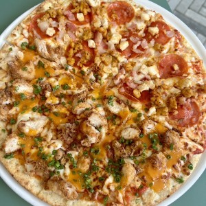 Mitad cuatro carnes y mitad buffalo chicken