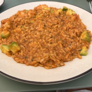 Risotto con langostinos y aguacate