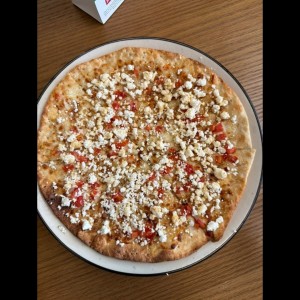 Pizza de tomate, feta, miel