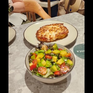 Milanesa de pollo parmigiana y ensalada
