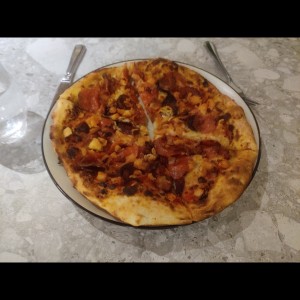 pizza cuatro carnes.