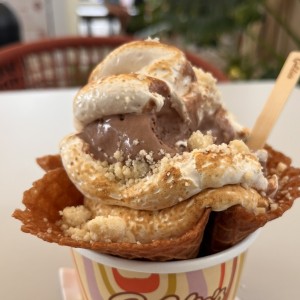 Helado sobre cama de galleta y malva