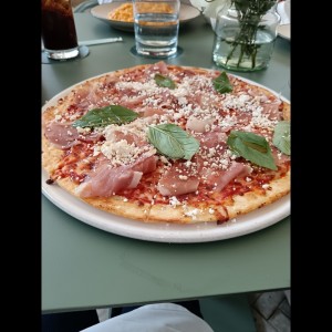 Pizza proscuito y queso ricotta