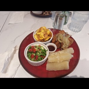 Masitas de cerdo fritas con cebolla