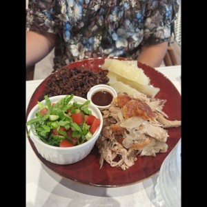 Pernil de cerdo con yuca al mojo, arroz congri y ensalada de la casa