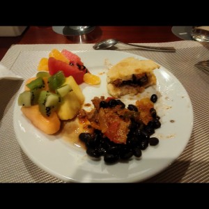 Frijoles negro, carne criolla, frutas variadas