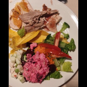 Ensalada de feria, ceviche y pavo asado