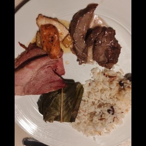 Tamal, arroz de pasas y almendras, jamón glaseado, filete al vino y pollo en salsa de piña 