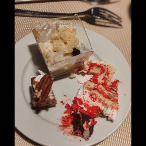 Arroz con leche, tronco de navidad, brownie 