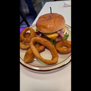 Hamburguesa con aros de cebolla