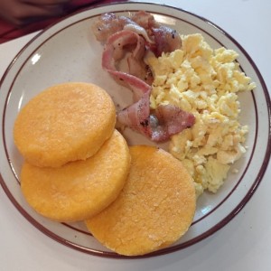 Tortilla con bacon y huevos revueltos