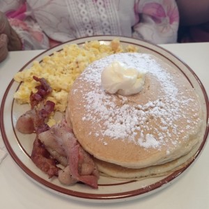 Pancakes con bacon y huevos revueltos