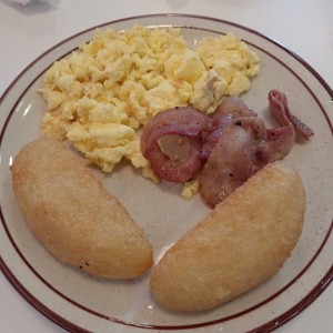 Carimañolas con bacon y huevos revueltos