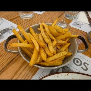 Papas fritas de la casa frescas