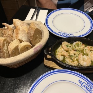 Gambas al ajillo y pan de la casa