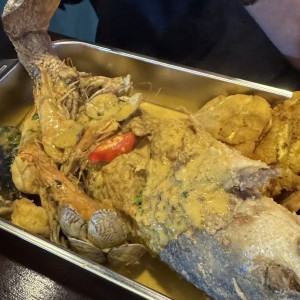 Pescado frito con dala de mariscos 