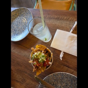 nachos de entrada y limonada