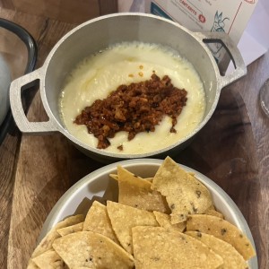 Queso fundido con chorizo