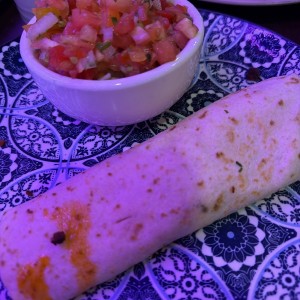 Taco de harina con longaniza