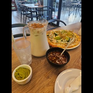 pizzadilla y jarra de horchata