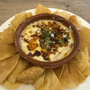 Queso fundido con chorizo