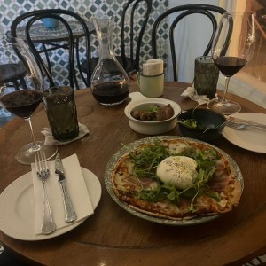 Pizza prosciutto y burrata