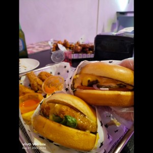 Hamburguesa sencilla de carne y hamburguesa Krispy de pollo