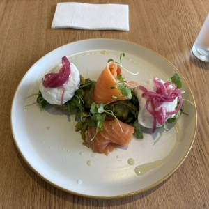Tostadas con Salmon y Aguacate
