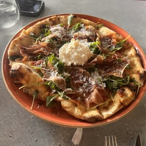 Pizza prosciuto y arúgula 