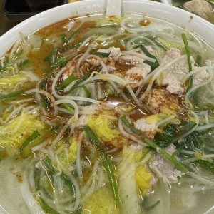 Sopa fideo de arroz con puerco y vegetales