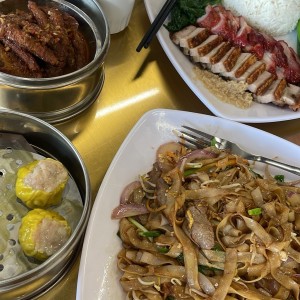 Patitas de pollo + siu mai + chow fun de carne