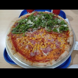 pizza mitad de bacon y mitad de prosciuto y arugula