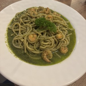 Pasta pesto con camarones