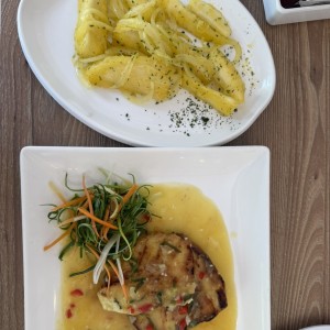Corvina al ajillo con yuca