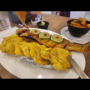 Corvina frita con salsa de mariscos