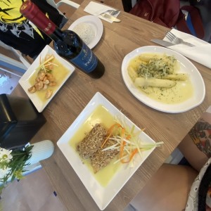 Camarones rojos en salsa de limón, arroz con coco / Filete de pescado en nueces y yuca al moho