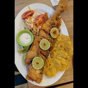 Pescado frito con patacones