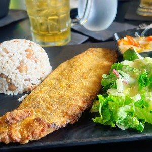 Filete de pescado , con arroz de coco