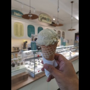 Gelato de pistacho cono azucarado