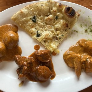 Butter Chiken, Lamb curry, Butter Naan (pan con ajo), Malai Kokta (bolita con queso) 