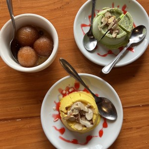 Kulfi mango (helado), Kulfi pistacho (helado), Gulab jaman 