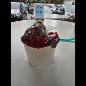 Helado - con topping de fresas y chía