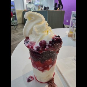 Parfait con fresas y frutos rojos