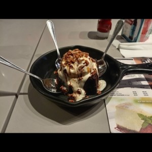 Brownie con helado 